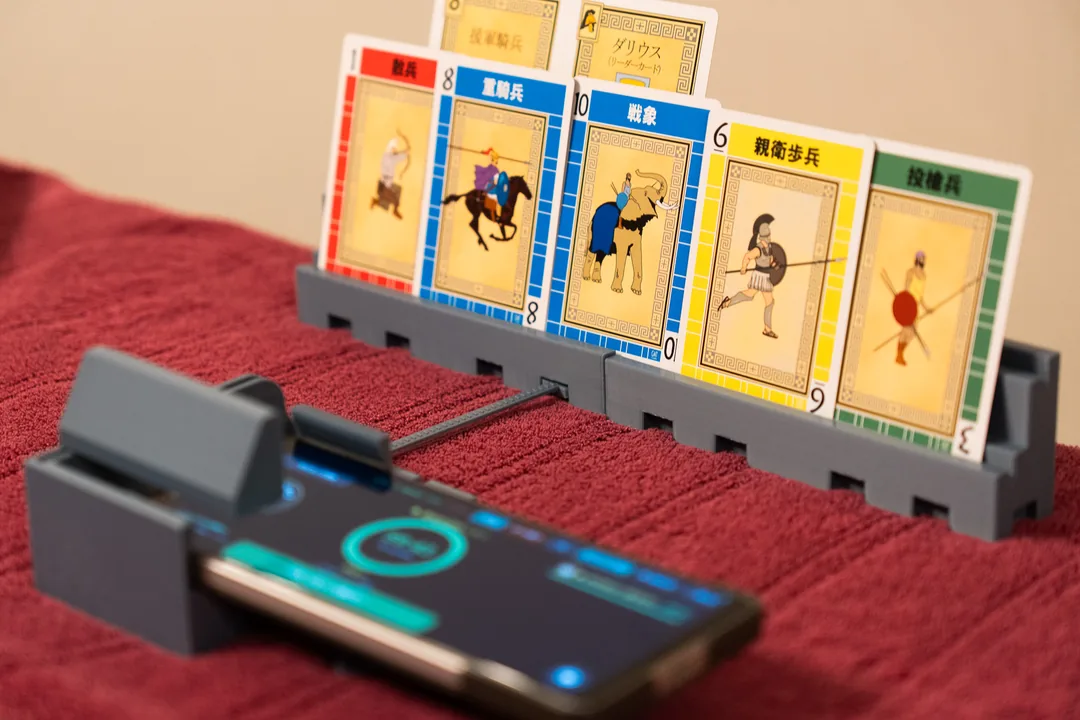 セット状態：スマホとスケールで結合したカードスタンドの手札